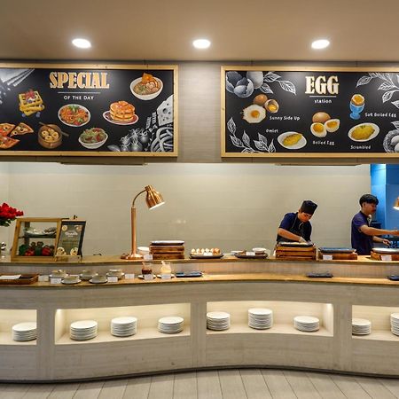 씨베드 그랜드 호텔 푸켓  푸껫 외부 사진 A live kitchen at a hotel