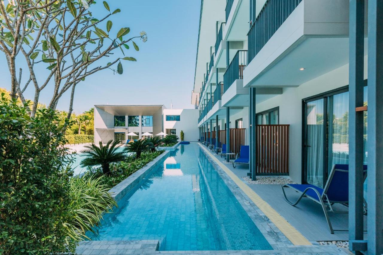 씨베드 그랜드 호텔 푸켓  푸껫 외부 사진 The swimming pool at the hotel