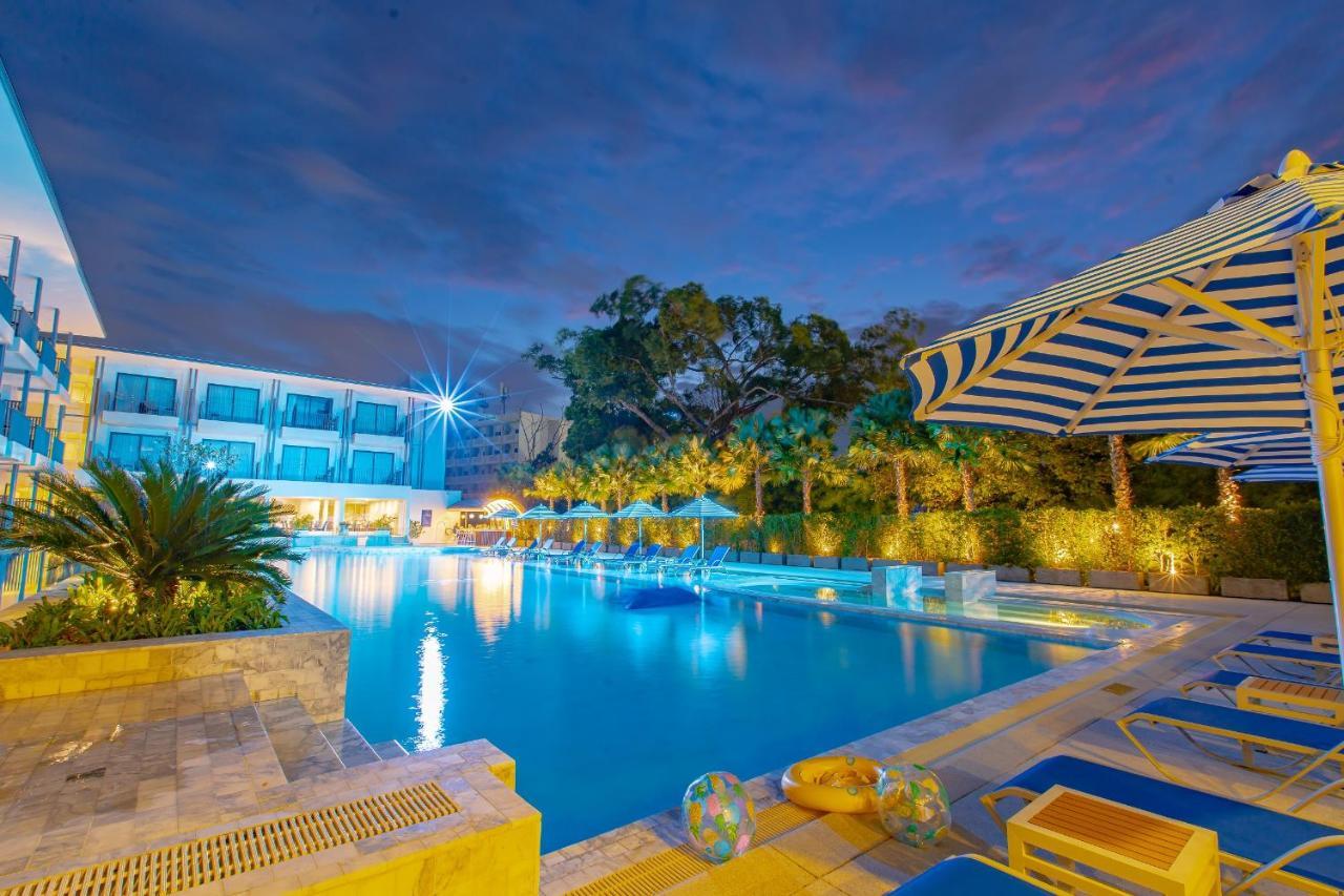 씨베드 그랜드 호텔 푸켓  푸껫 외부 사진 The pool at the hotel