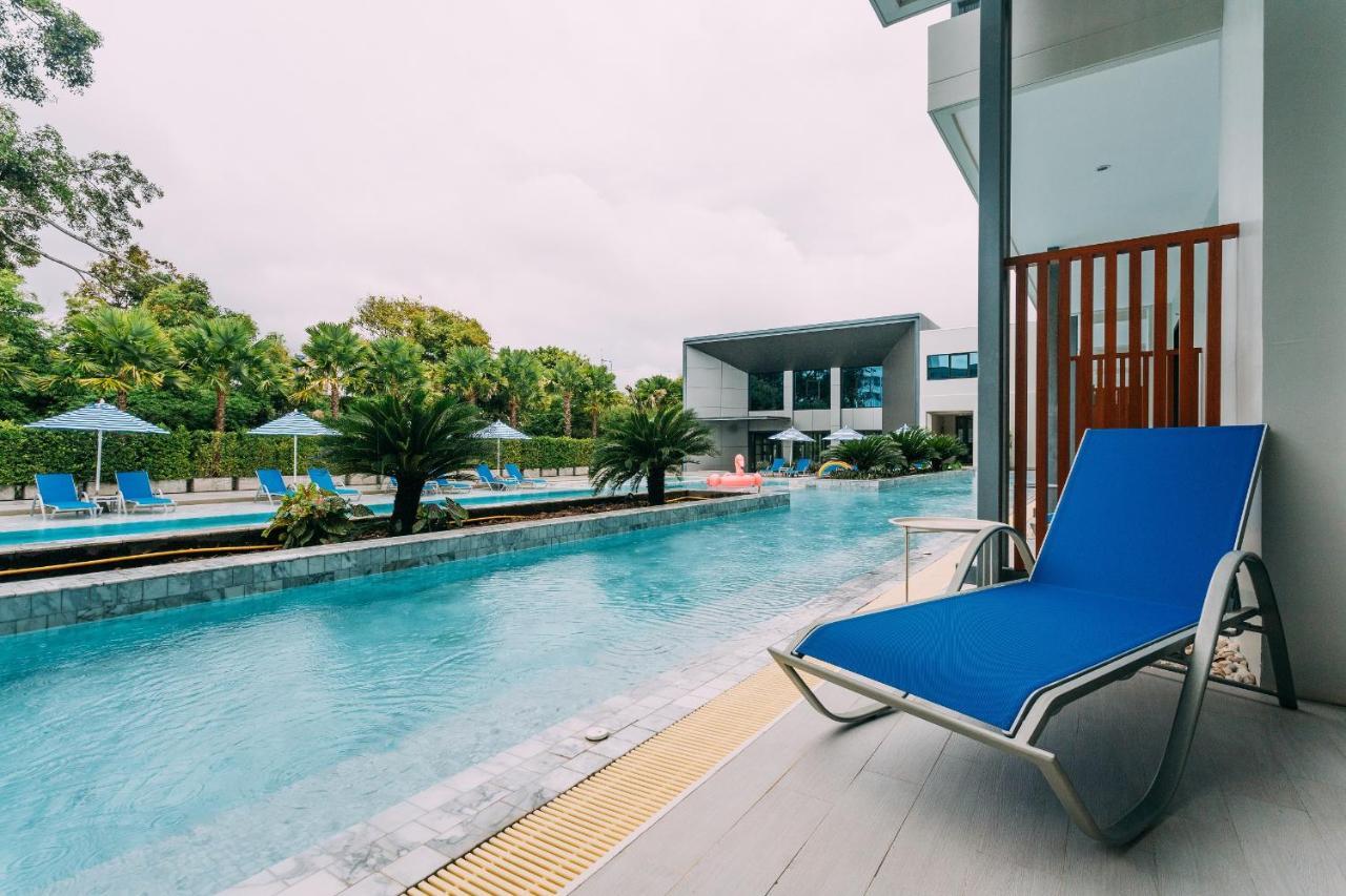 씨베드 그랜드 호텔 푸켓  푸껫 외부 사진 A poolside chaise longue