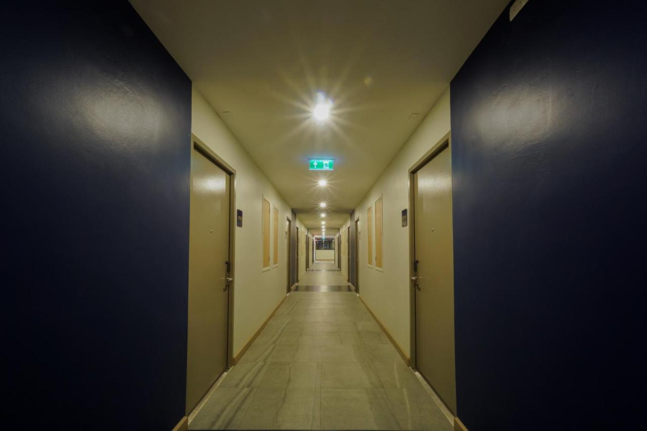 씨베드 그랜드 호텔 푸켓  푸껫 외부 사진 A corridor in a hotel