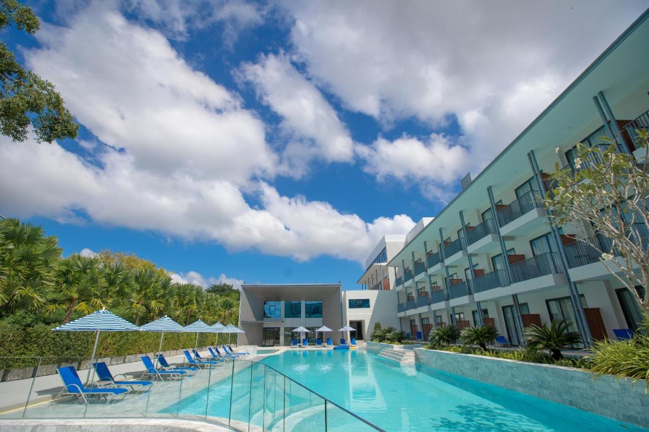 씨베드 그랜드 호텔 푸켓  푸껫 외부 사진 The swimming pool at the hotel