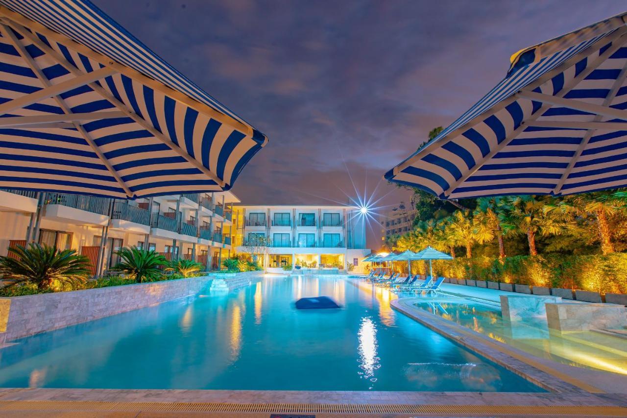 씨베드 그랜드 호텔 푸켓  푸껫 외부 사진 The swimming pool at the hotel