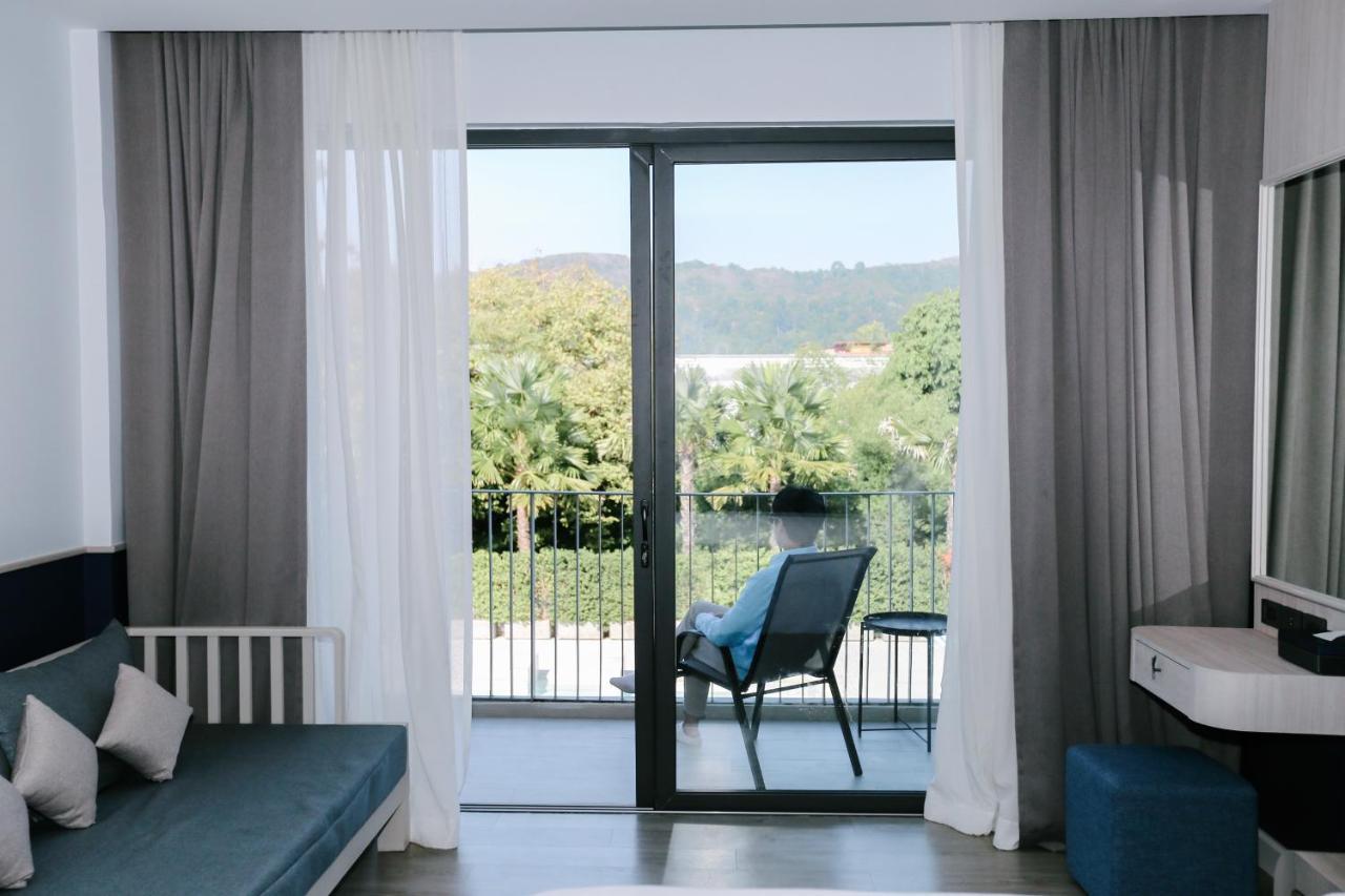 씨베드 그랜드 호텔 푸켓  푸껫 외부 사진 A room at the hotel