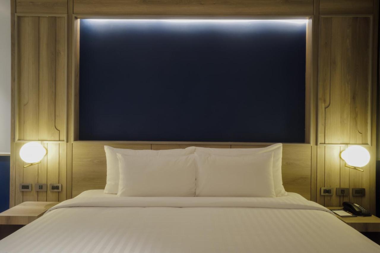 씨베드 그랜드 호텔 푸켓  푸껫 외부 사진 A bedroom at the hotel