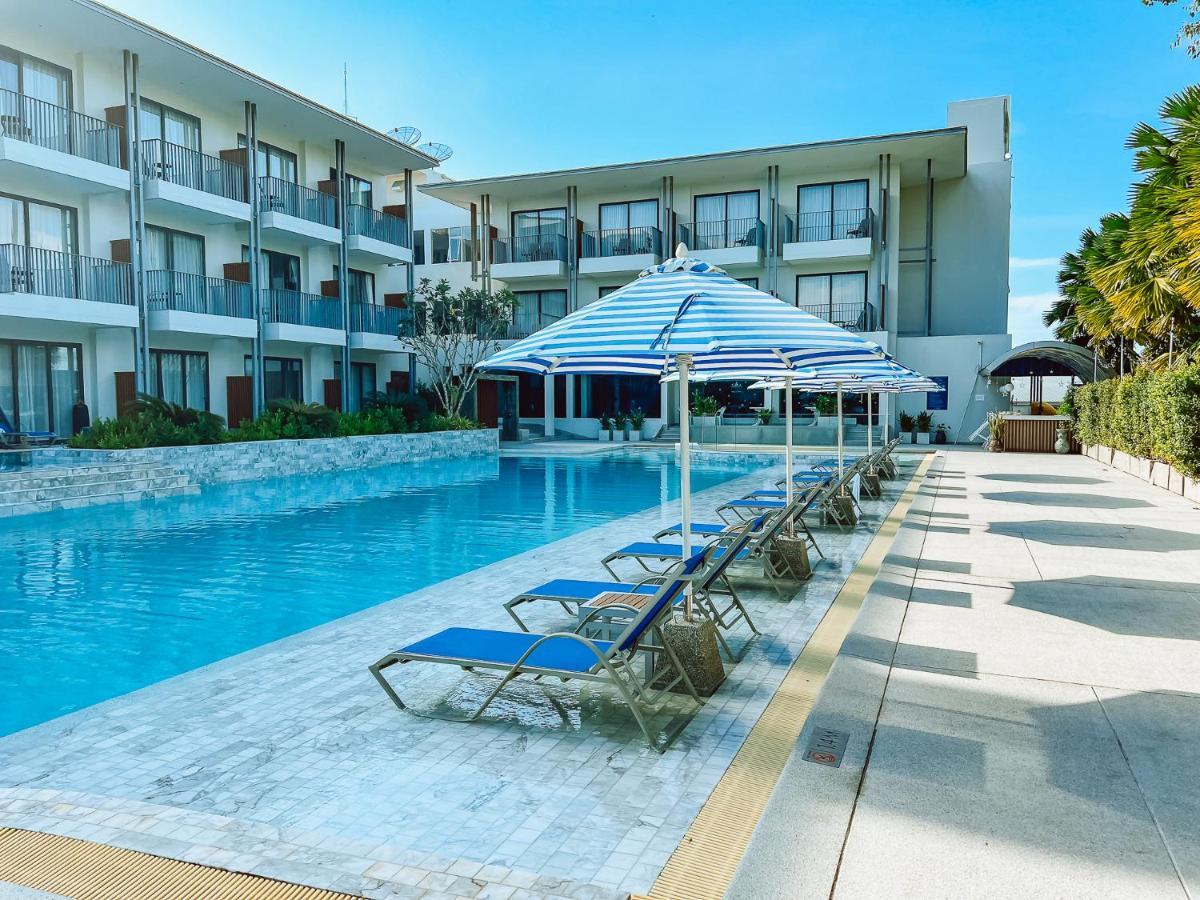 씨베드 그랜드 호텔 푸켓  푸껫 외부 사진 The swimming pool at the hotel