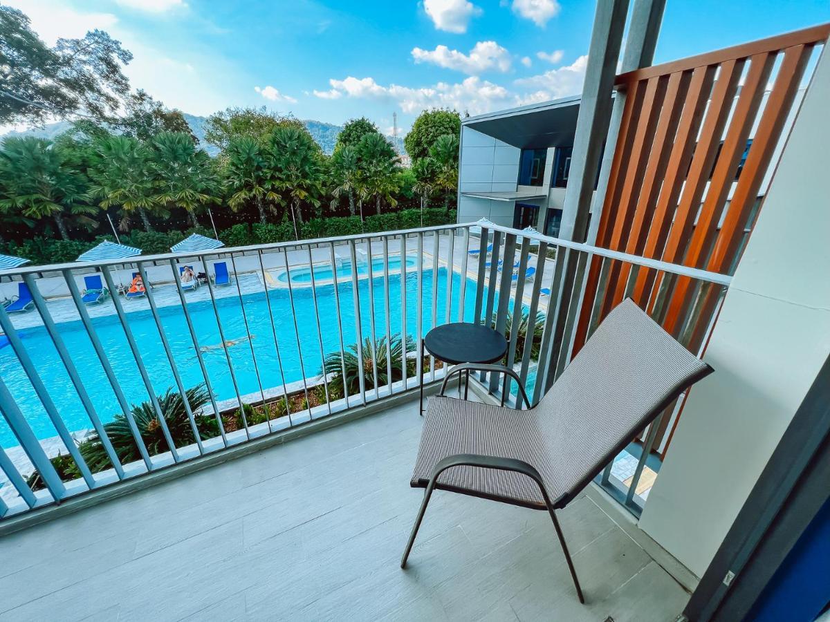 씨베드 그랜드 호텔 푸켓  푸껫 외부 사진 A balcony at a hotel