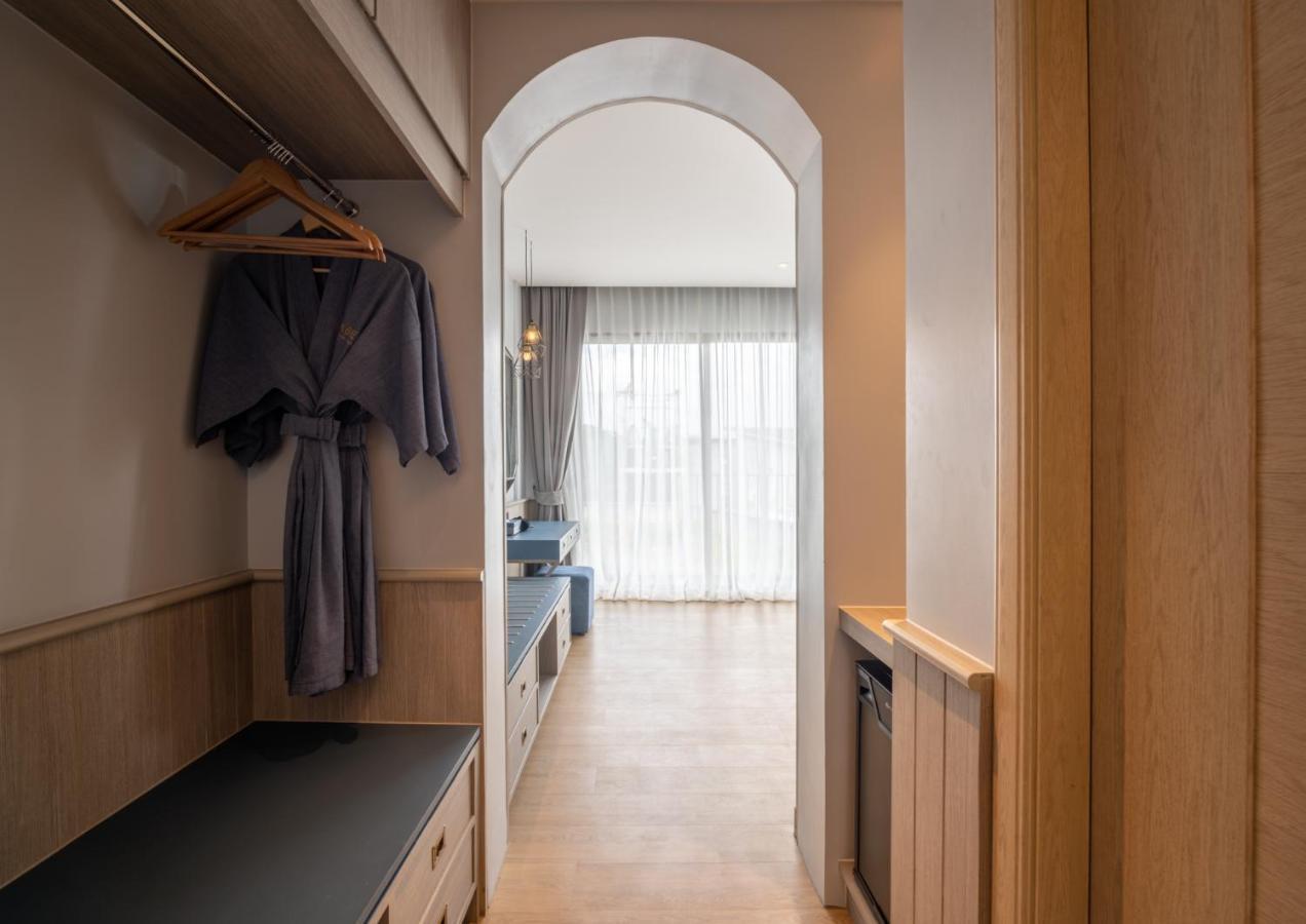 씨베드 그랜드 호텔 푸켓  푸껫 외부 사진 A room at the hotel