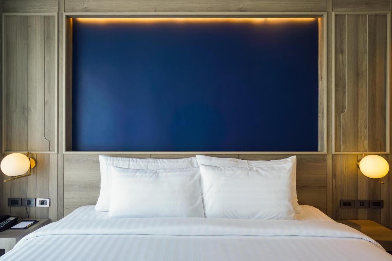씨베드 그랜드 호텔 푸켓  푸껫 외부 사진 A bed with two pillows