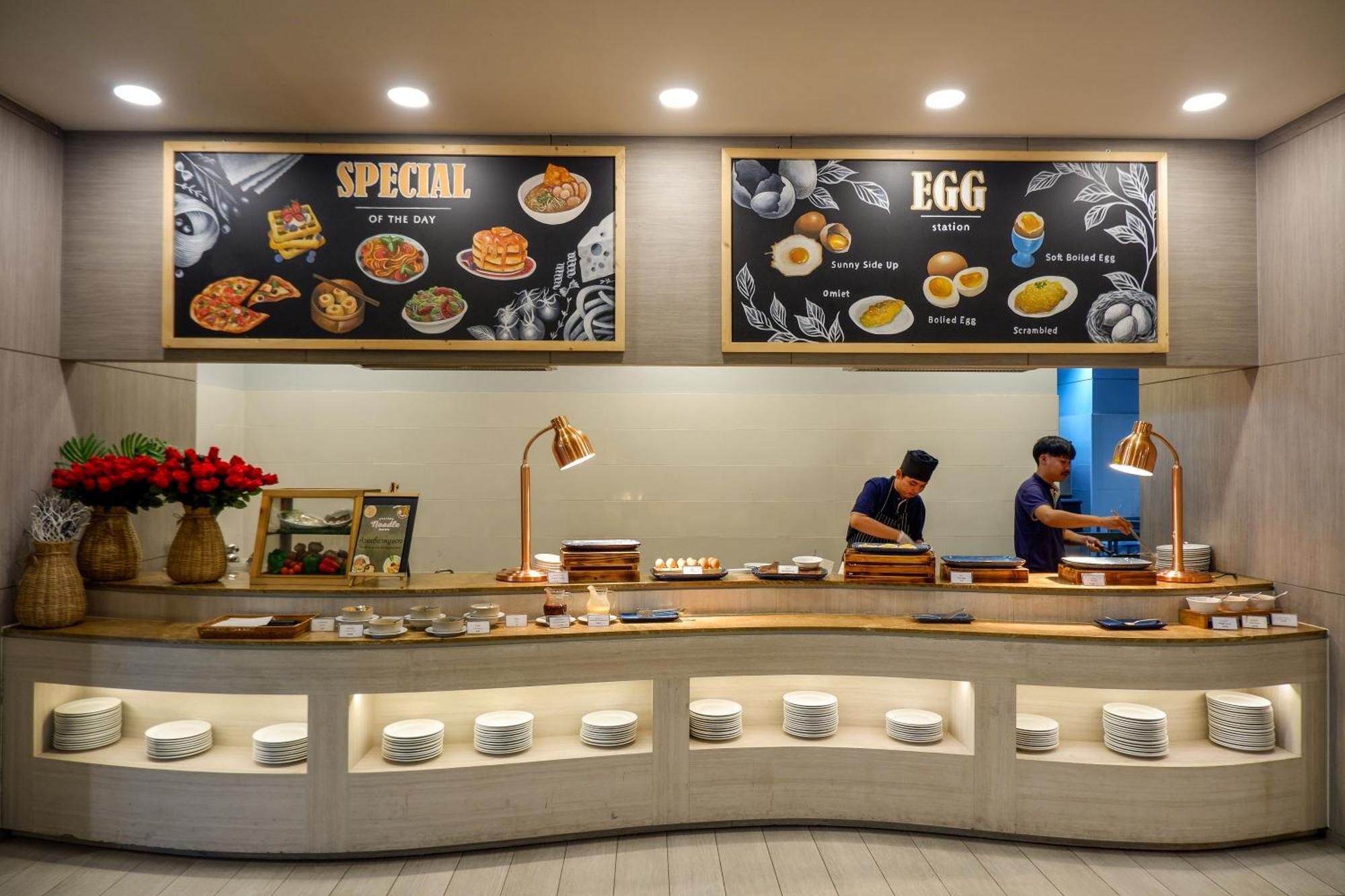 씨베드 그랜드 호텔 푸켓  푸껫 외부 사진 A live kitchen at a hotel
