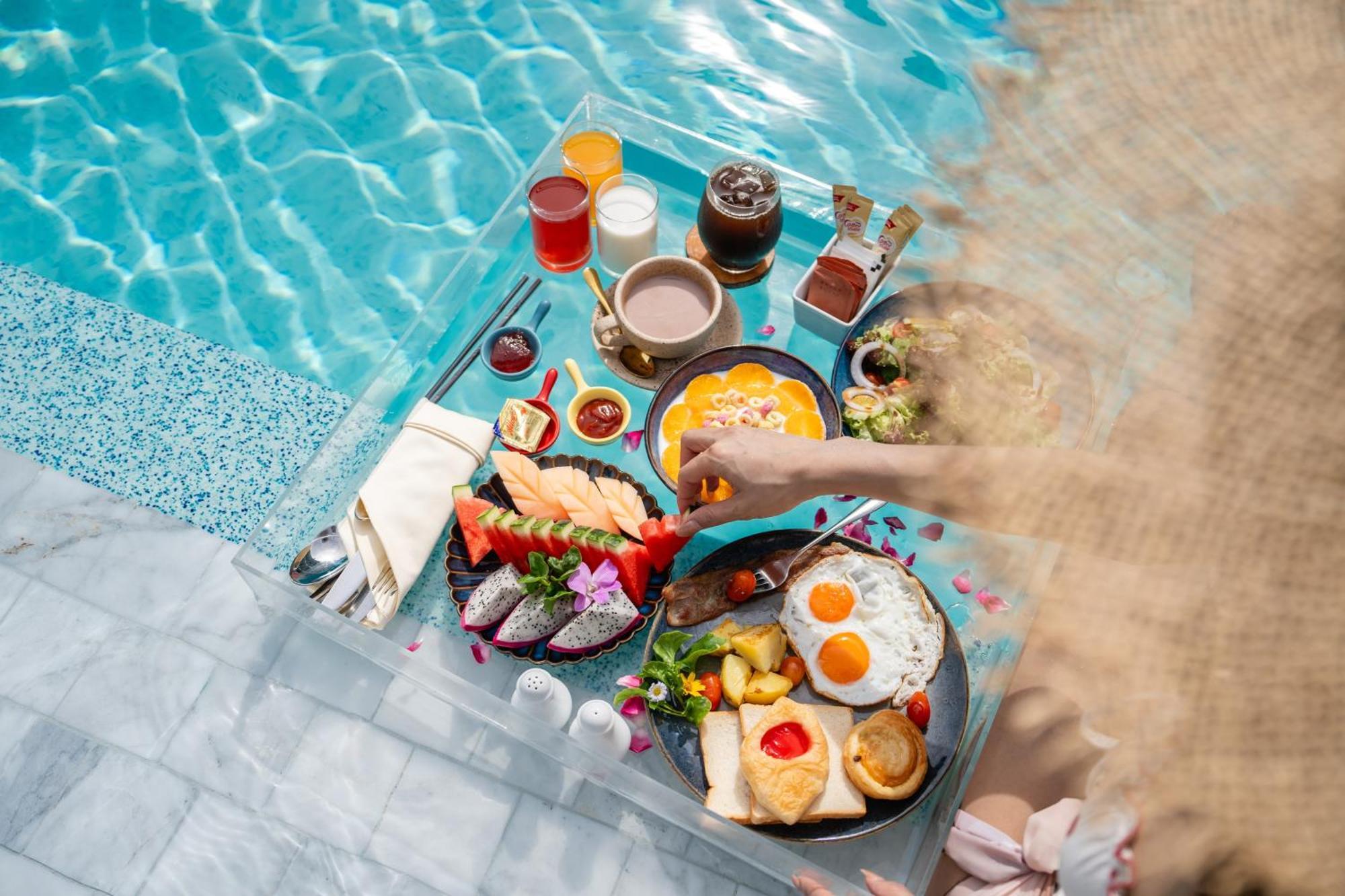 씨베드 그랜드 호텔 푸켓  푸껫 외부 사진 A floating breakfast at a resort in Bali, Indonesia