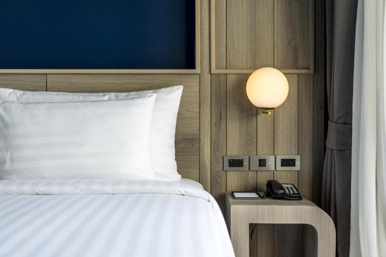 씨베드 그랜드 호텔 푸켓  푸껫 외부 사진 A wall-mounted light